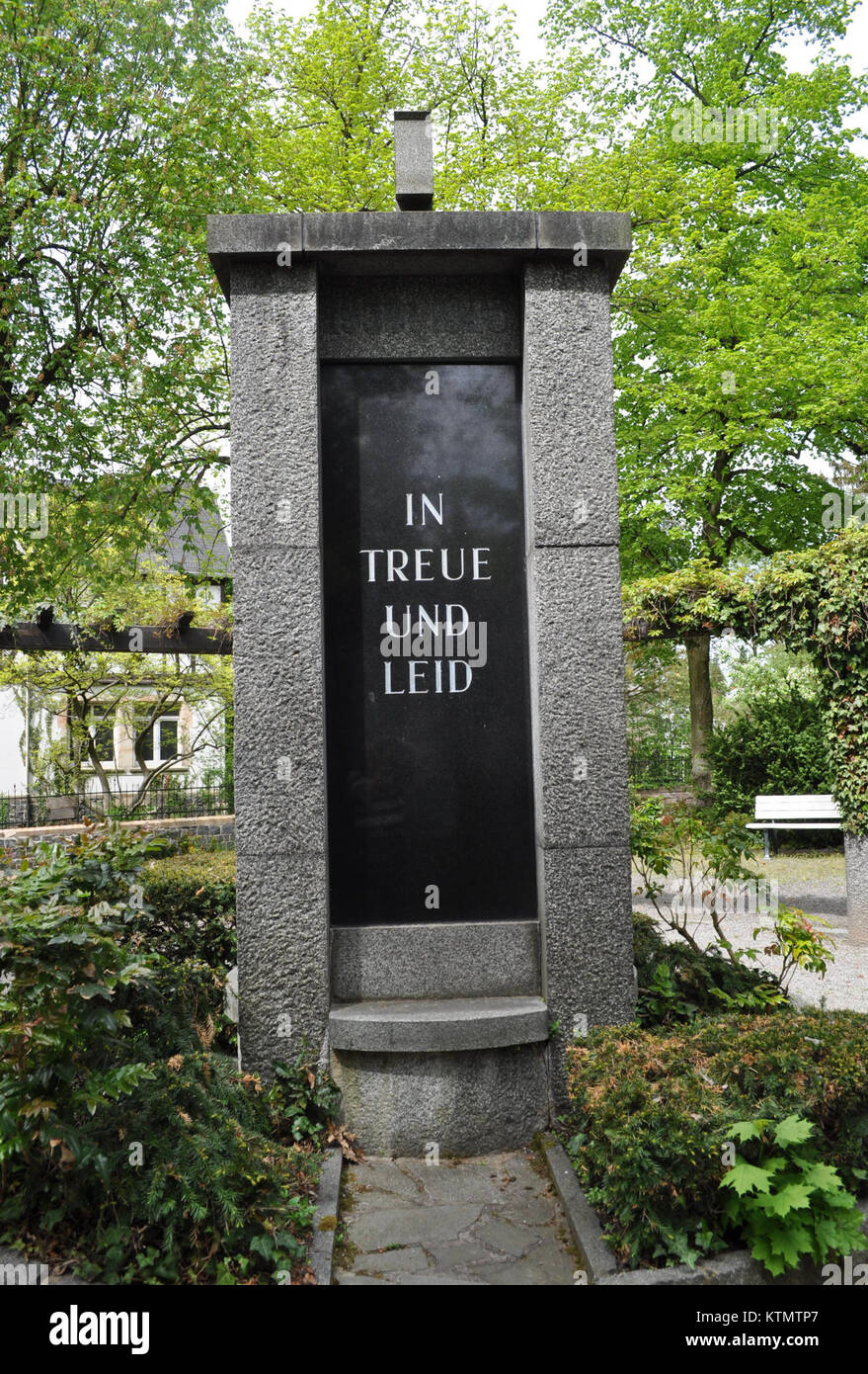 Le mémorial Gefallenen Ehrenmal à Auerbach commémore les soldats tombés au combat. L'inscription 'In Treue und Leid' reflète les thèmes de la loyauté et de la souffrance vécues en temps de guerre, en particulier pendant la première Guerre mondiale Banque D'Images