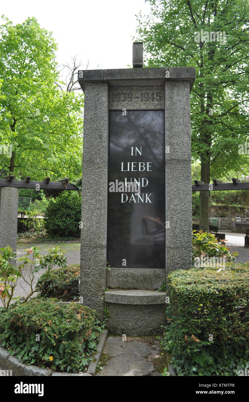 Le Gefallenen Ehrenmal (Mémorial des morts) à Auerbach commémore les vies perdues dans la guerre, avec une inscription qui dit « en amour et gratitude » en hommage aux soldats tombés. Banque D'Images