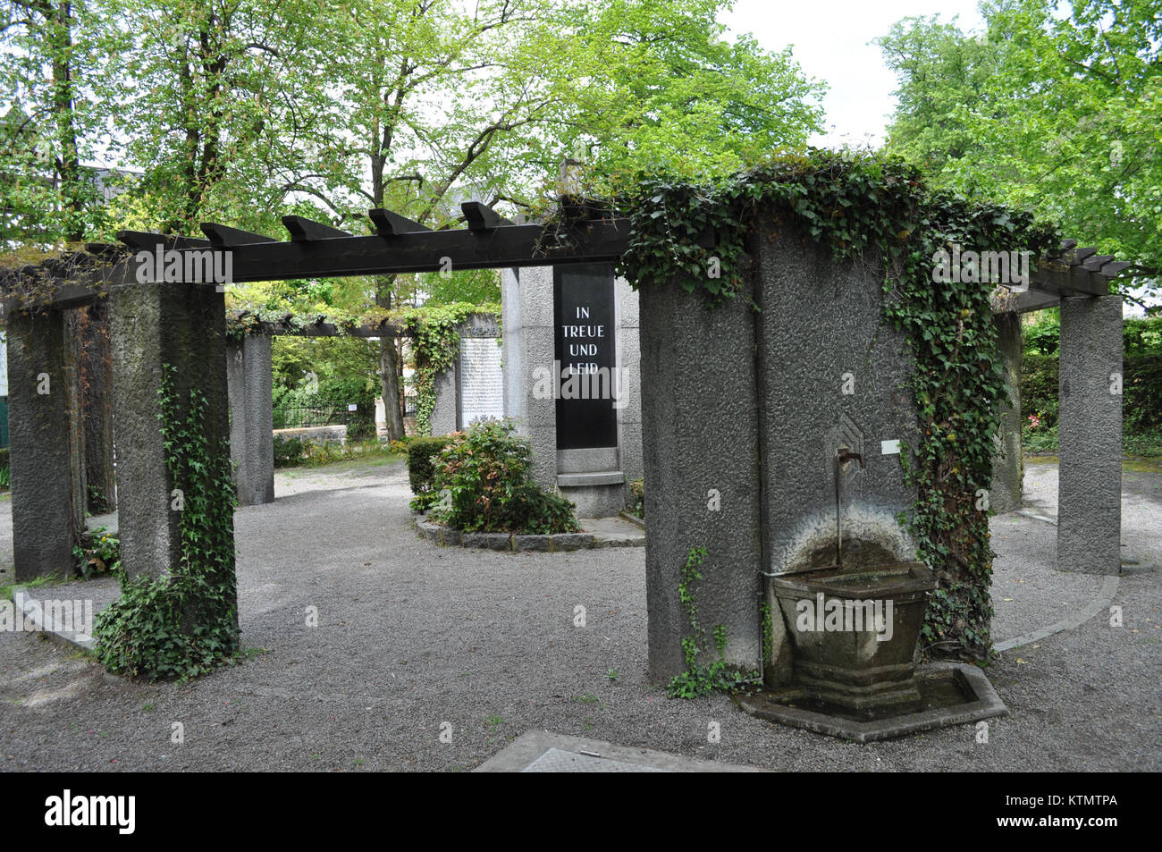 Ce titre fait référence au monument 'Gefallenen Ehrenmal' à Auerbach, qui se traduit par 'Monument pour les morts'. L'inscription 'in Treue und Leid und Brunnen' se traduit par 'in loyauté, souffrance et fontaine', symbolisant probablement le sacrifice et le souvenir. Banque D'Images