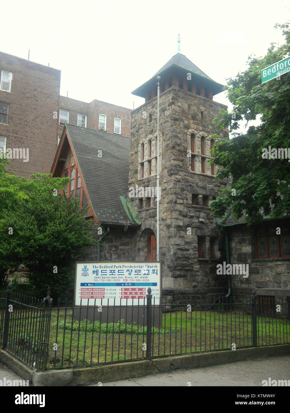 L'église presbytérienne Bedford Park, située sur l'avenue Bainbridge, est une institution religieuse qui a une histoire riche et une importance architecturale dans la région. Banque D'Images