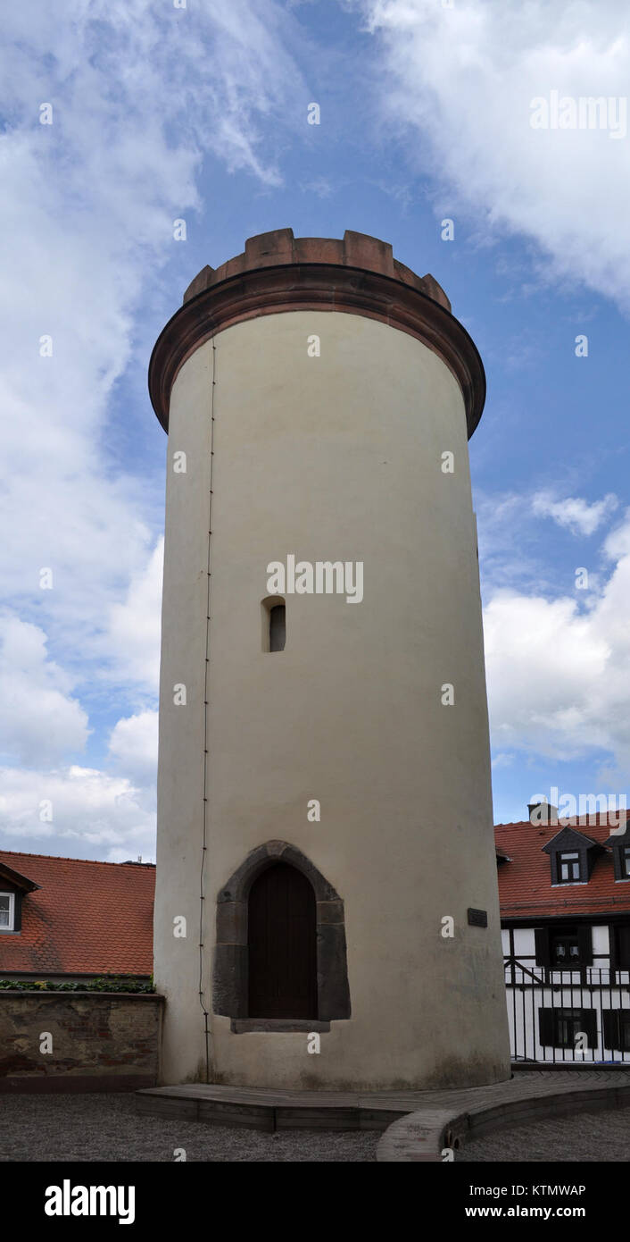 Le Stumpfer Turm est une tour historique située à Bad Homburg, en Allemagne. Il fait partie des fortifications médiévales de la ville et était autrefois utilisé à des fins de défense. La tour, qui présente un design unique avec une forme tronquée distinctive, reste un point de repère clé dans l'histoire et l'architecture de la ville. Banque D'Images