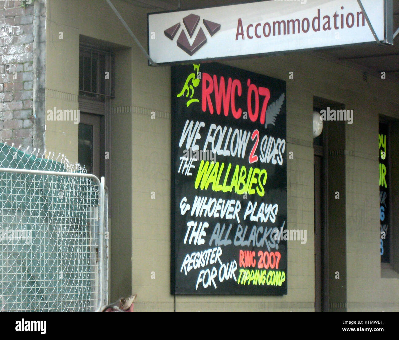 *Aussie Tour 2007* désigne une tournée musicale ou un événement en Australie en 2007. Le numéro *1774697753* peut être associé à une performance ou à un article promotionnel spécifique lié à la tournée, qui a capturé l'essence de la musique et de la culture australiennes à l'époque. Banque D'Images