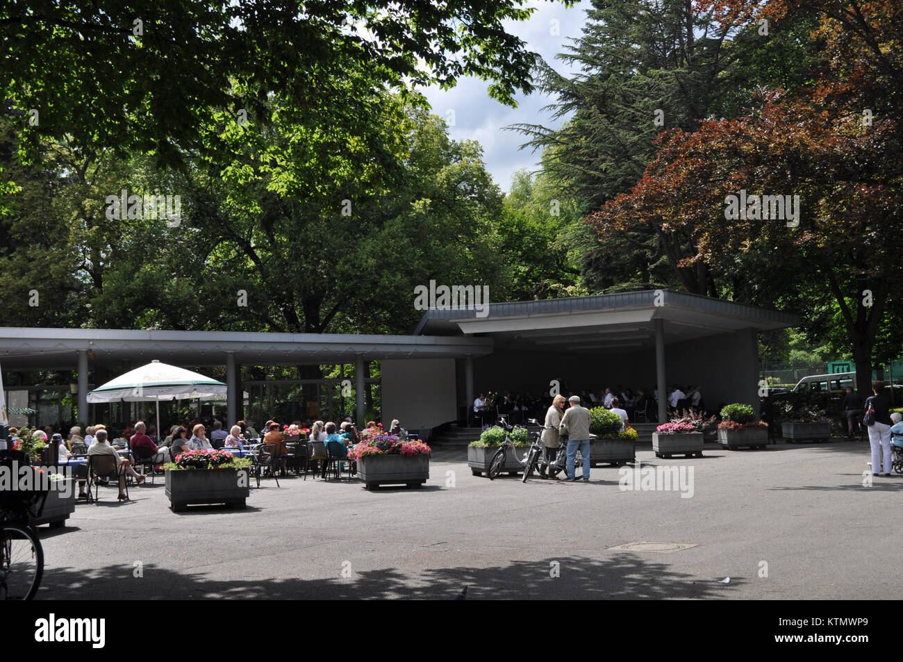 Le Bad Godesberg Stadtpark accueille un Kurkonzert, un concert traditionnel allemand de spa, qui propose souvent de la musique classique ou légère. Ces événements font partie de la vie culturelle de la ville, célébrant la détente et la musique dans un environnement de parc serein. Banque D'Images