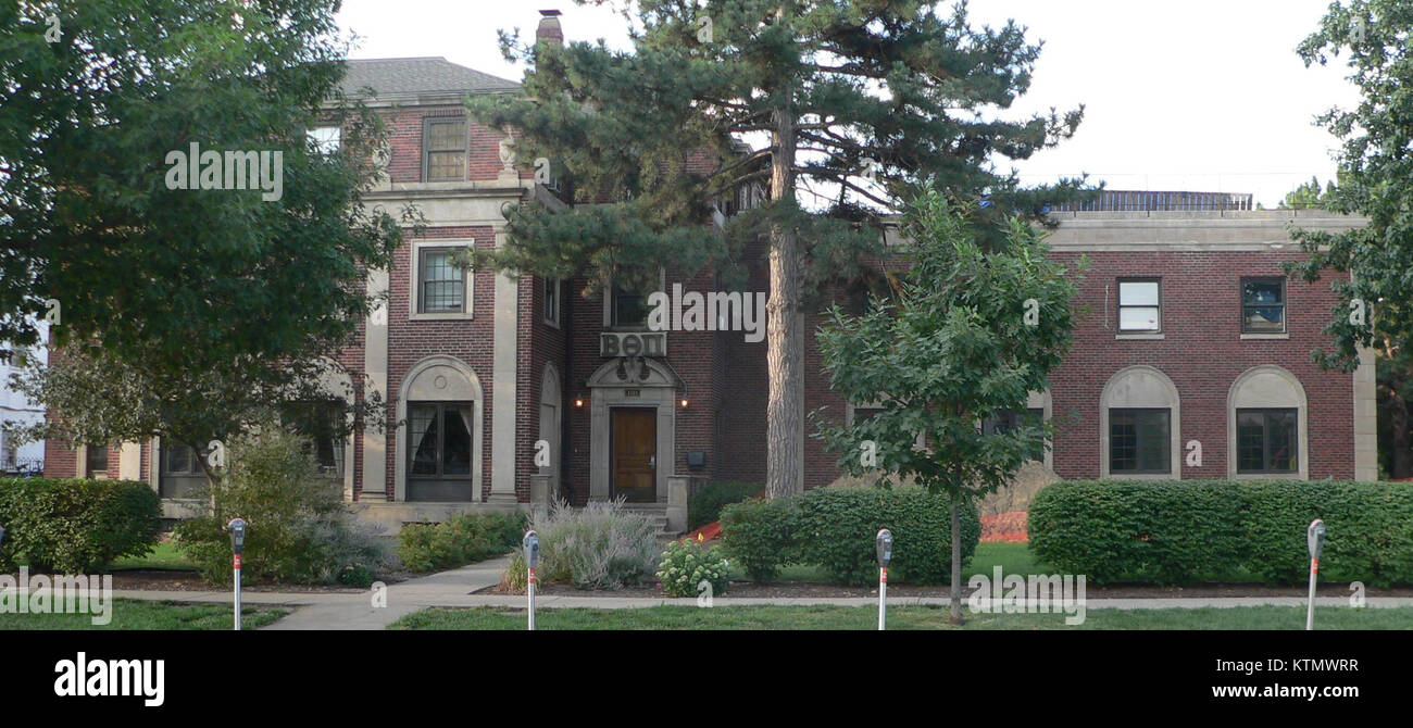 Beta Theta Pi est une fraternité, et cette image peut représenter son chapitre à l'Université du Nebraska-Lincoln (UNL). La fraternité fait partie d'un réseau plus large de fraternités collégiales et joue un rôle dans la vie du campus et la tradition grecque. Banque D'Images