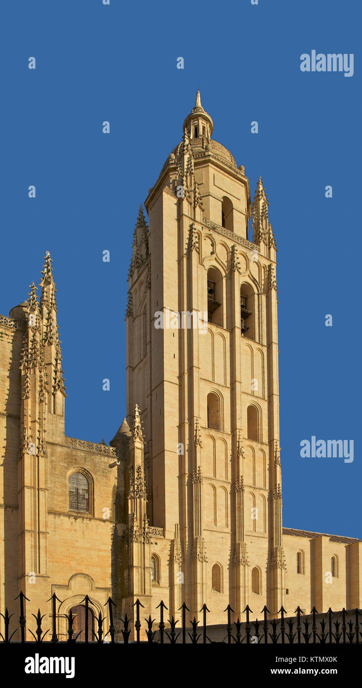 Le clocher de la cathédrale de Ségovie en Espagne est un élément important de cette cathédrale de style gothique. La tour, haute dans les gratte-ciel du cityÂ€™, est connue pour sa grandeur architecturale et son importance historique dans le cadre du patrimoine religieux et culturel de Ségovie. Banque D'Images