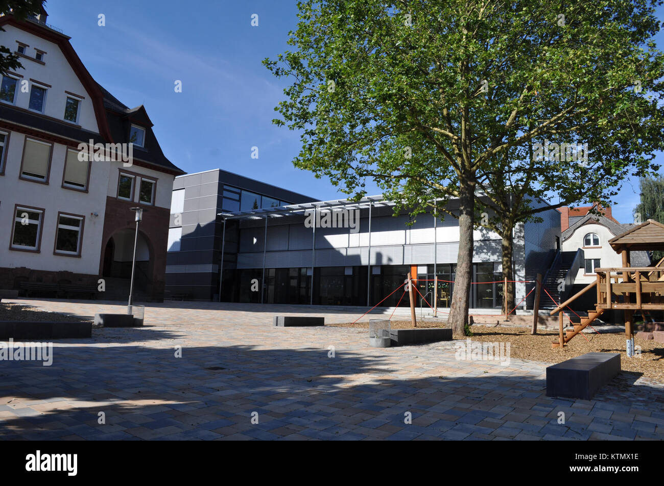 La nouvelle construction de la Schule am Landgraben à Bergen Enkheim présente une architecture moderne, visant à améliorer les installations éducatives dans la région. Banque D'Images