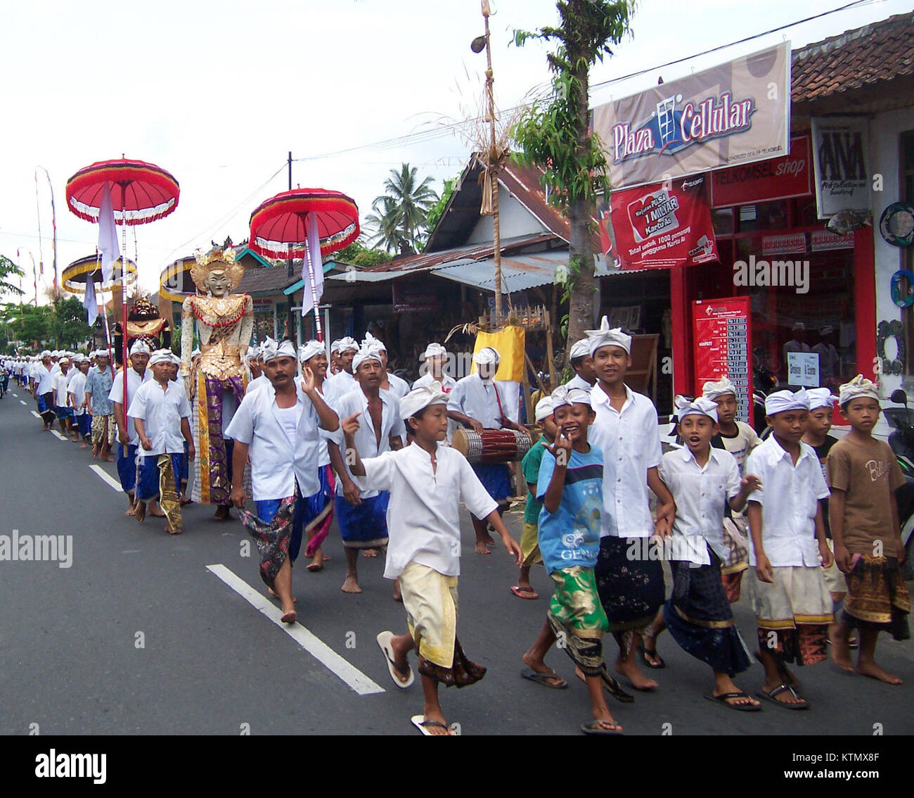 BaliPerarakan fait référence à une procession balinaise traditionnelle. Cette procession est un événement culturel important à Bali, mettant en valeur de riches pratiques culturelles et cérémonies religieuses. Banque D'Images BaliPerarakan fait référence à une procession balinaise traditionnelle. Cette procession est un événement culturel important à Bali, mettant en valeur de riches pratiques culturelles et cérémonies religieuses. Banque D'Images