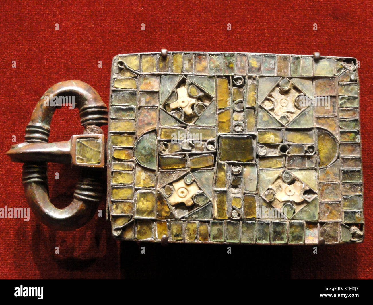 La boucle de ceinture de sécurité, environ 520 560 AD, Wisigoths, Espagne,  bronze avec grenats, verre, mère de pearl, gold foil Cleveland Museum of  Art DSC08475 Photo Stock - Alamy