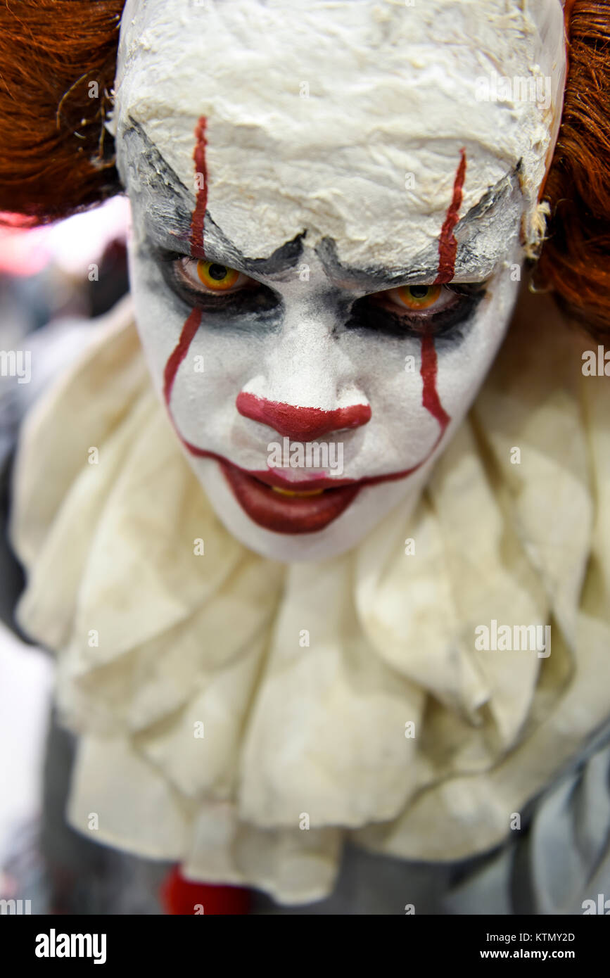 Close-up portrait de la cosplayeuse qui se présentent comme des 'Pennywise le Clown' caractère à la Comic Con de Londres, Royaume-Uni. Banque D'Images