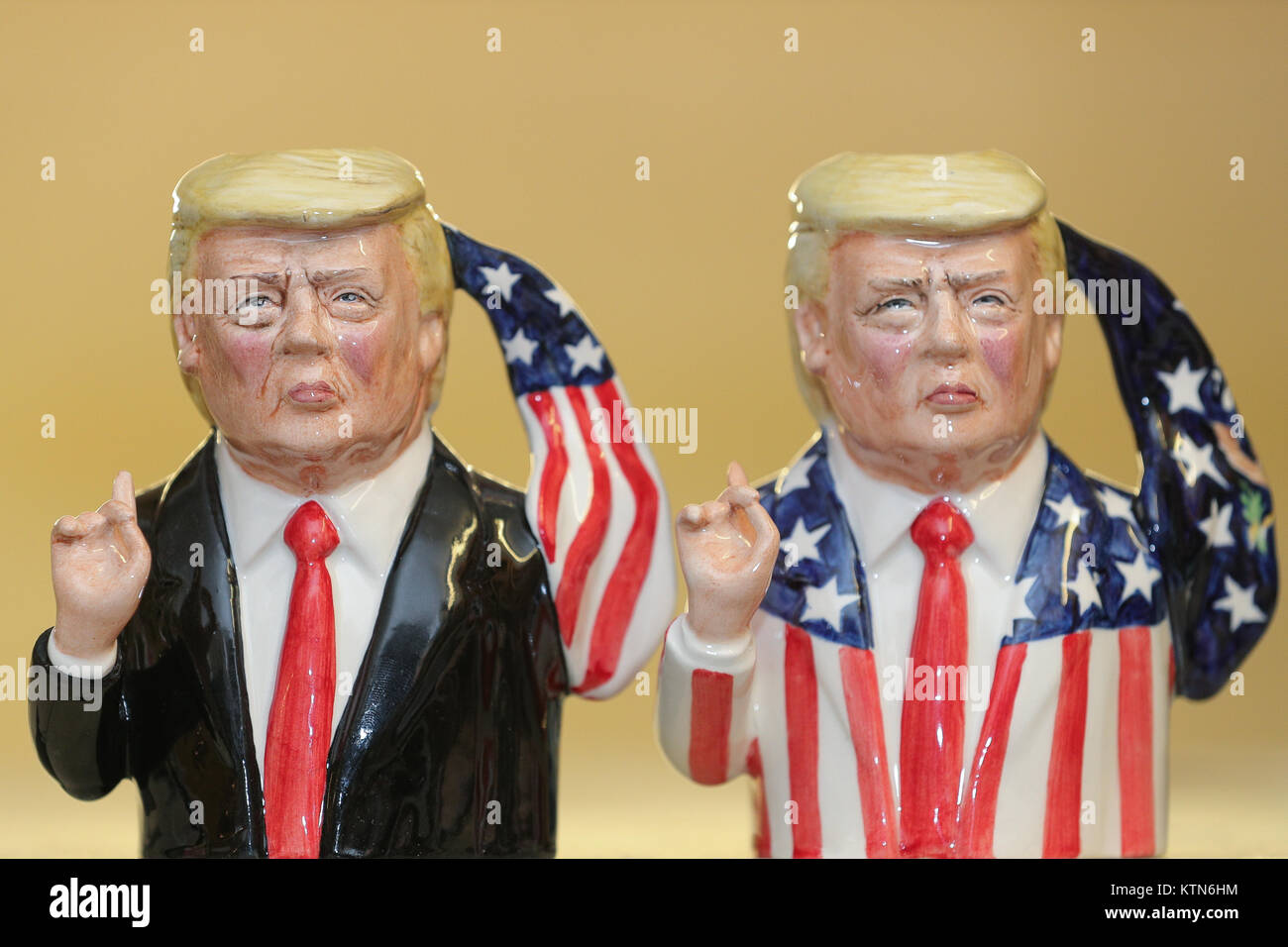 Bairstow Manor entreprise de poterie à Stoke-on-Trent dévoile deux prototypes de Donald Trump à Toby. Banque D'Images