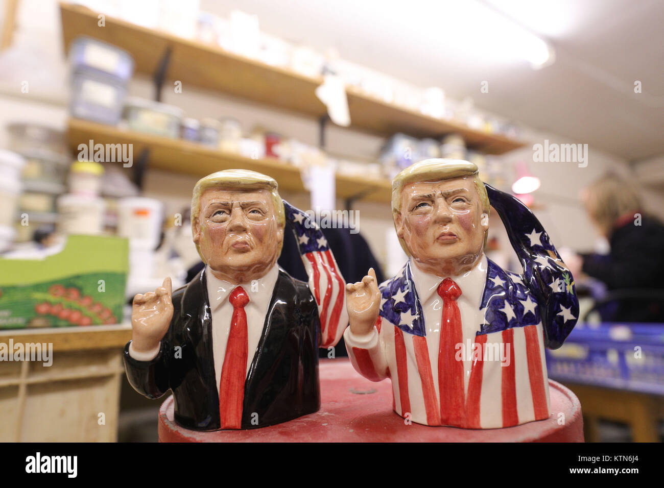 Bairstow Manor entreprise de poterie à Stoke-on-Trent dévoile deux prototypes de Donald Trump à Toby. Banque D'Images