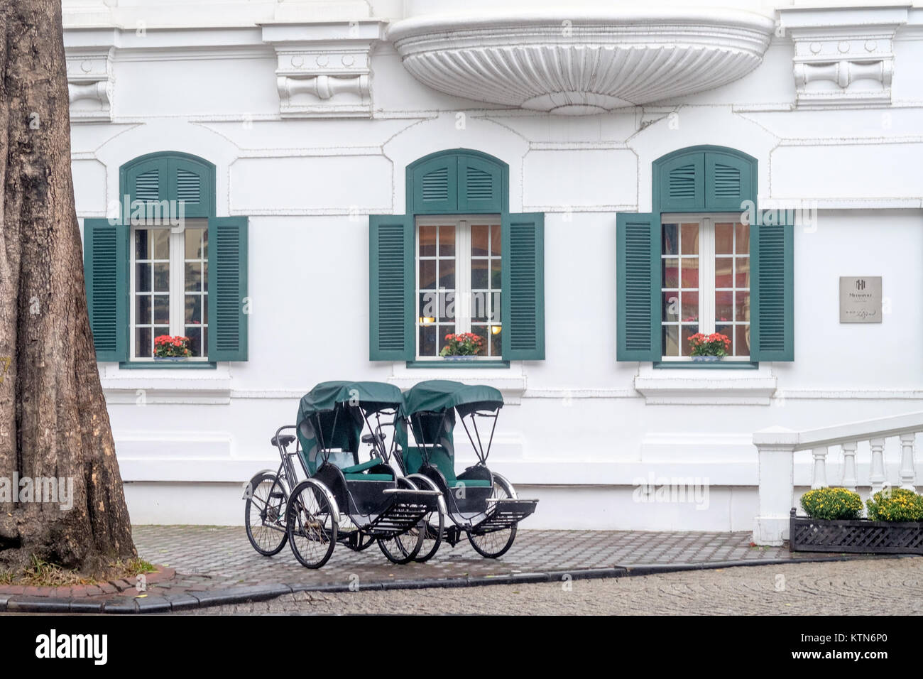 Hôtel Métropole à Hanoi un jour de pluie en février. Ce légendaire hôtel construit en style colonial français, l'hôtel a ouvert en 1901. Banque D'Images