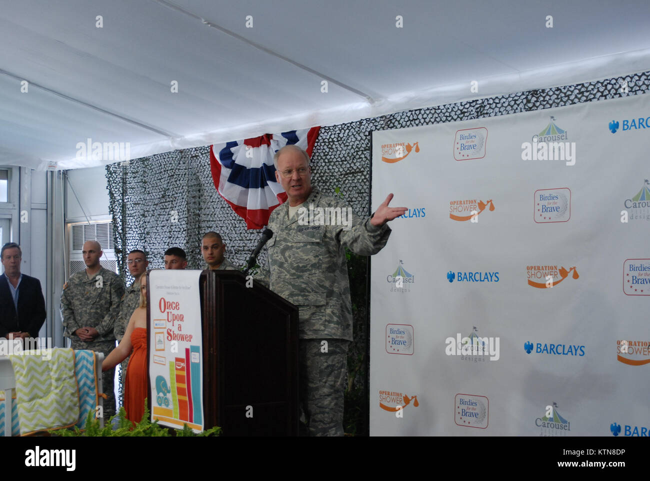 BETHPAGE,NY-Gen Craig McKinley, chef de la Garde nationale Bureau , parle aux conjoints à une douche de bébé pour épouses militaires déployés dans le cadre de la Barclay's PGA Tour Golf Tournament à Bethpage State Park le Mercredi, août 22. Le PGA a parrainé une douche spéciale de bébé pour 40 femmes attendent des soldats déployés -dont cinq épouses de New York les soldats de la Garde nationale d'armée-dans le cadre des événements. Les membres du Service ont également été invités à caddy pour les golfeurs professionnels et membres de sic de l'Armée de New York et de la Garde nationale aérienne a profité de cette occasion. (Eric Durr, nouveau Banque D'Images