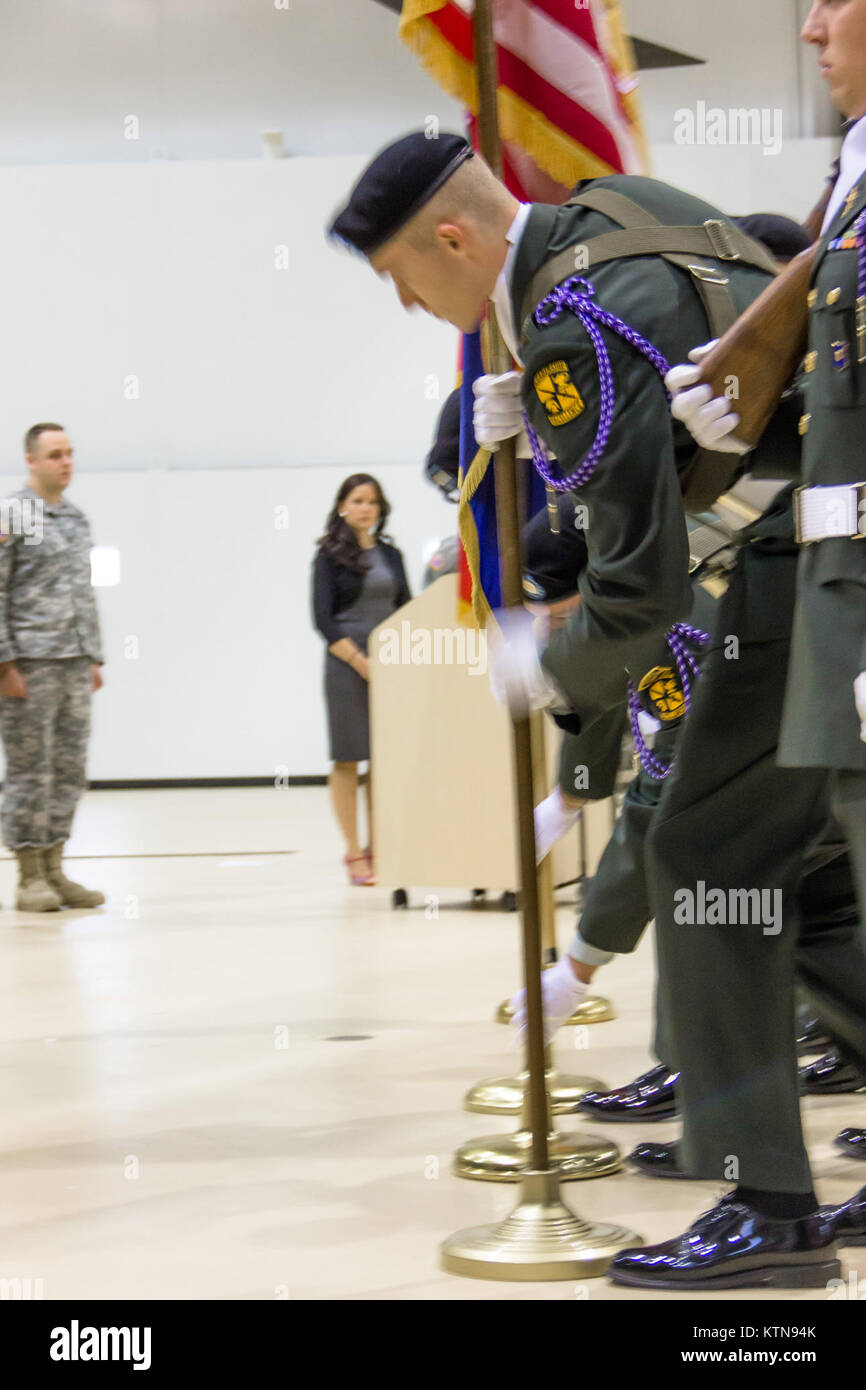 ROCHESTER, NY -- le 28 septembre 2012 Les cadets du ROTC de l'Institut de technologie de Rochester effectuer la garde d'honneur des fonctions de F Co. 1-169's cérémonie du ruban jaune. Ils plantent les drapeaux pour la cérémonie dans leurs stands. Les membres de la famille des soldats de F Co. 1-169 Soutien général du bataillon de l'Aviation (Air Ambulance) a assisté à la cérémonie du ruban jaune à la Rochester, NY hanger. Le matin de la 29e ils ont vu les soldats de F Co. et leurs six Blackhawks UH-60 ont effectué leur dernier vol au-dessus avant d'aller à Ft. Hood au Texas. Ft. Hood sera leur point d'arrêt fo Banque D'Images