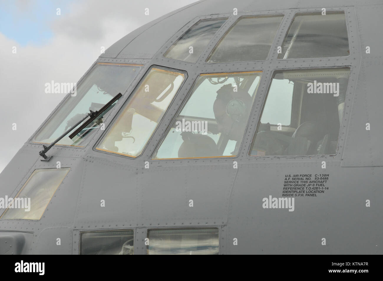 Stratton ANGB, Nouvelle-Écosse, NY -- Le Lieutenant-colonel Clifford Souza, un pilote avec la 109e Airlift Wing New York Air National Guard, prépare son C130 Hercules pour une mission de secours à l'appui de l'Ouragan Sandy à l'Air National Guard Base Stratton en Nouvelle-Écosse, NY, 30 octobre 2012. Le lieutenant-colonel Souza transportera 55 gardes de New York et 7 membres de la Milice navale à Newburgh, New York où ils seront transportés au camp Smith NY pour devoir tout au long des prochains jours. Photo de l'USAF par MSgt Willie Gizara Banque D'Images