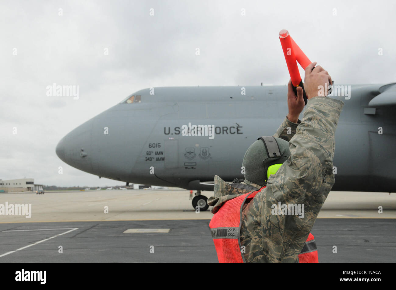 STEWART ANGB NEWBURGH (NEW YORK) --un C-5B de TRAVIS AFB transport aérien de soutenir des véhicules appartenant à l'utilitaire de Southern California Edison Company, contrôlé sur la rampe. Les véhicules des efforts pour rétablir l'alimentation viendra appuyer et fournir une assistance humanitaire à la région sinistrée. Une partie de l'USNORTHCOM l'appui de la défense aux autorités civiles mission dirige la commande pour planifier et prévoir les actions qu'il peut avoir besoin de prendre pour appuyer les autorités civiles. Le USNORTHCOM joue un rôle important dans la réponse aux catastrophes ; cependant, tous les efforts de l'OURAGAN SANDY sont à l'appui de la FEMA, travaillant en étroite collaboration avec l'état et Banque D'Images