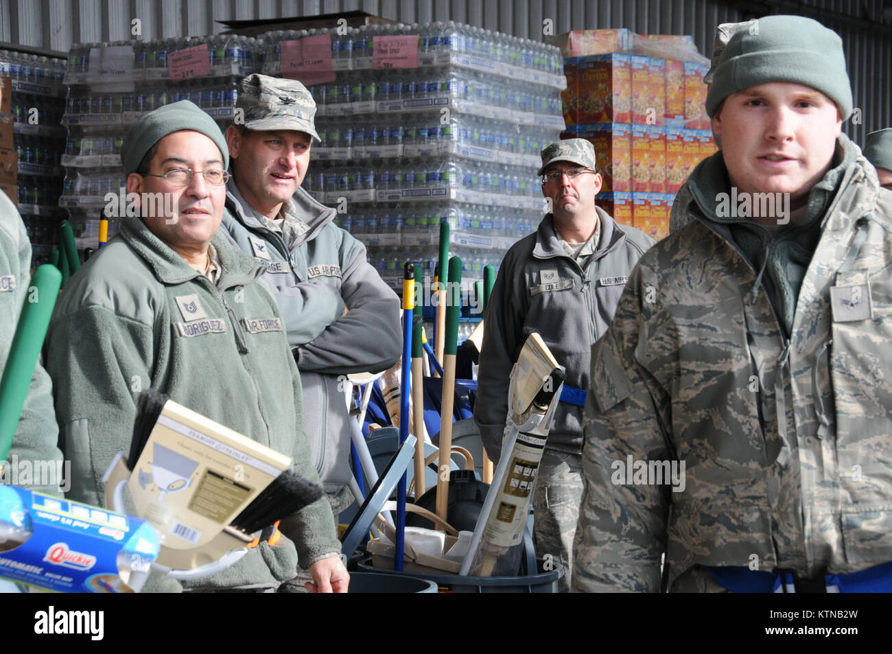 MANHATTAN, NY -Col Timothy J. LaBarge, commandant de l'escadre de transport aérien 105 réunion avec Stewart aviateurs aider charger des fournitures de secours d'ouragan sur la garde de l'Armée de véhicules de transport au Centre de Convention Jacob Javits de quai de chargement, 8 novembre 2012. (Photo de la Garde nationale par Tech. Le Sgt. Michael OHalloran)(1992) Banque D'Images