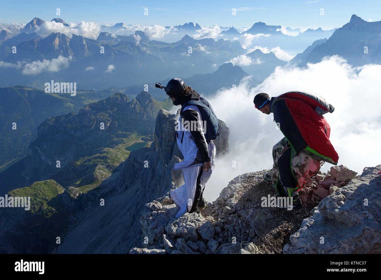 Ces cavaliers BASE Wingsuit se préparent à la sortie pour leur saut. Il est impressionnant de voir le courage de franchir la falaise. Banque D'Images