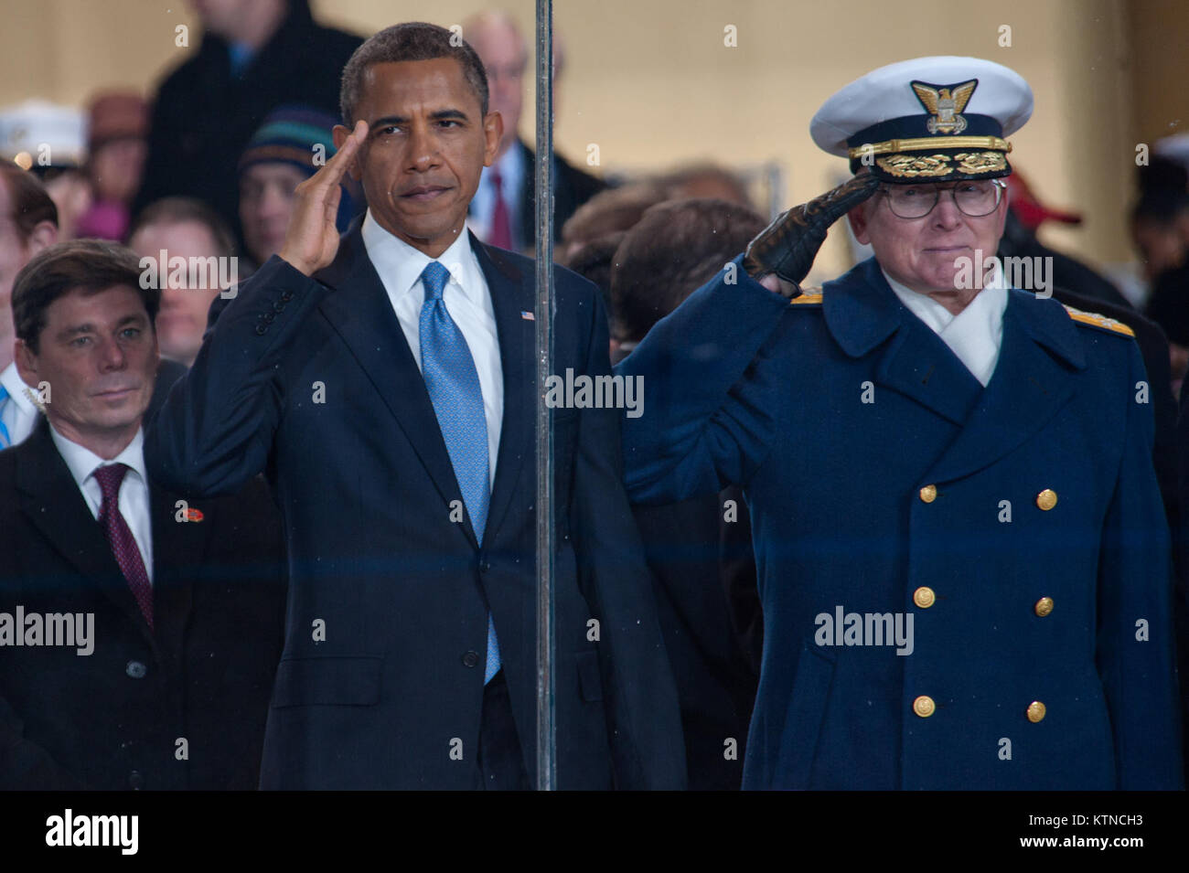 WASHINGTON, D.C. - - Le président américain Barack Obama salue les membres de la Garde côtière des États-Unis en passant par l'inauguration officielle de la Parade stand d'examen. La procession de plus de 8 000 personnes qui ont commencé à la Constitution Avenue a continué vers le bas Pennsylvania Avenue à la Maison Blanche de cérémonie inclus régiments militaires, les groupes de citoyens, des fanfares et des chars. Le Président, le Vice-président, leurs conjoints et invités spéciaux ensuite le défilé qui passe en face de la tribune présidentielle. Le stade stade de style est érigé pour l'inauguration de la façade ouest du Capitole. Il a plus de tha Banque D'Images