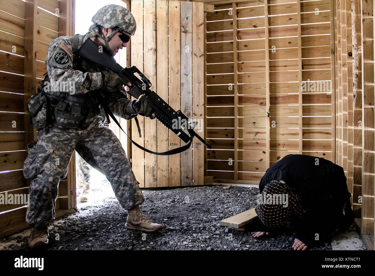 Le s.. Carlos Perez, un observateur de l'avant dans le HHC 42e Brigade d'aviation de combat, NY Army National Guard, surveille un civil inconnu, joué par le sergent. {GFJGHG}, une perceuse dans l'instructeur Co. F, 2/417ème régiment, 4e, 98e Bde., Division de l'Armée de terre, tout en éclatant dans un bâtiment au cours d'un exercice de compensation chambre, le 10 mars 2013, à Guilderland, gamme Guilderland (NEW YORK), la 42e CAB se prépare à une deloyment plus tard cette année, et coordonnée avec la réserve de l'armée pour faire percer les instructeurs à faire tourner la machine dans les exercices allant de l'identifier et répondre aux EEI, réagissant de manière indirecte Banque D'Images