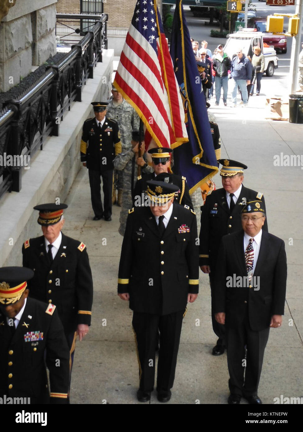 MANHATTAN--soldats de la Garde Nationale de New York's 53e Détachement de liaison de l'armée, ainsi que des anciens combattants du 7e Régiment, l'ancien combattant de l'artillerie, et le Corp New York la 88e Brigade de la garde de participer à des cérémonies du Jour du Souvenir au Park Avenue Armory le 27 mai. Les groupes faisaient appel à la Park Avenue Armory puis marcha vers le nord jusqu'à la 67e Rue puis à gauche à Central Park pour une cérémonie au monument 7e Régiment. Nous avons ensuite ont marché vers le sud jusqu'à 65th street et retour à l'Armurerie pour diverses remarques. Banque D'Images