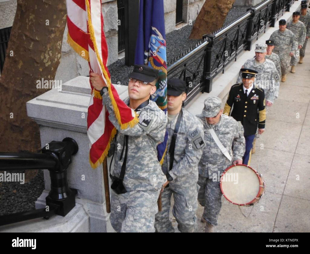 MANHATTAN--soldats de la Garde Nationale de New York's 53e Détachement de liaison de l'armée, ainsi que des anciens combattants du 7e Régiment, l'ancien combattant de l'artillerie, et le Corp New York la 88e Brigade de la garde de participer à des cérémonies du Jour du Souvenir au Park Avenue Armory le 27 mai. Les groupes faisaient appel à la Park Avenue Armory puis marcha vers le nord jusqu'à la 67e Rue puis à gauche à Central Park pour une cérémonie au monument 7e Régiment. Nous avons ensuite ont marché vers le sud jusqu'à 65th street et retour à l'Armurerie pour diverses remarques. Banque D'Images