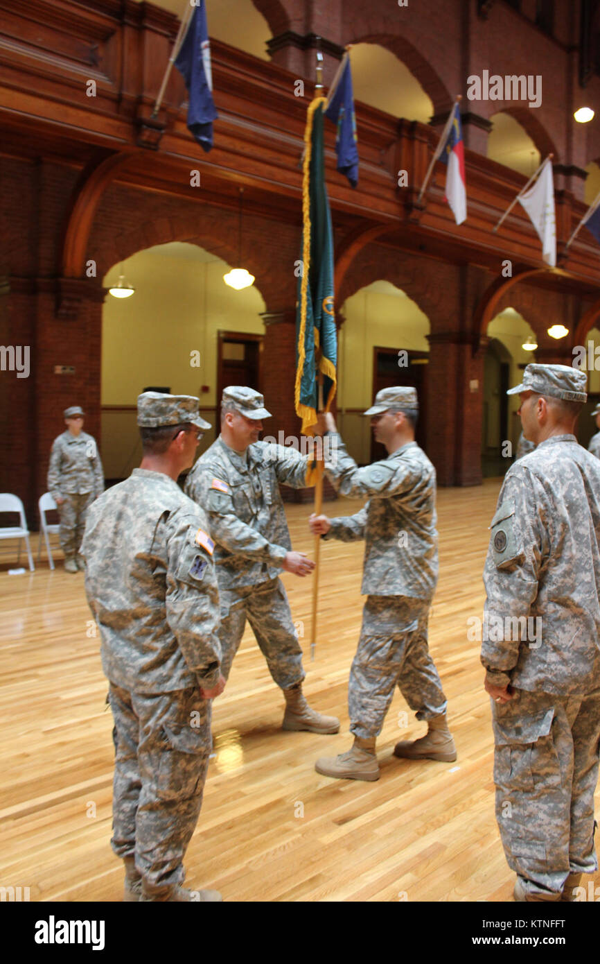 27e Brigade des troupes spéciales du commandement du bataillon du lieutenant-colonel Mike Murphy au lieutenant-colonel Jamey Barcomb le samedi 22 juin à l'Ohio Street Armory à Buffalo. Banque D'Images