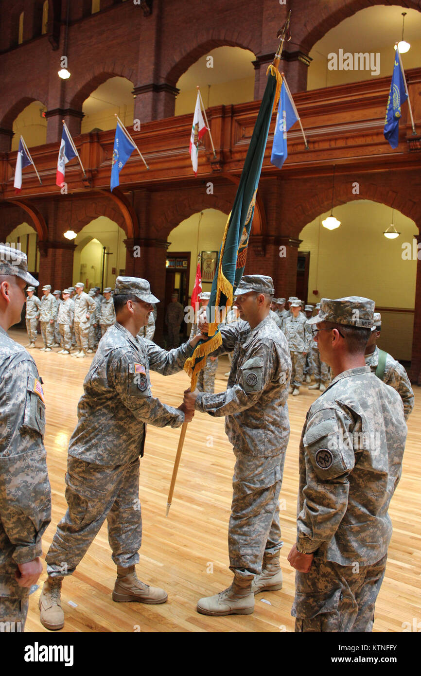 27e Brigade des troupes spéciales du commandement du bataillon du lieutenant-colonel Mike Murphy au lieutenant-colonel Jamey Barcomb le samedi 22 juin à l'Ohio Street Armory à Buffalo. Banque D'Images