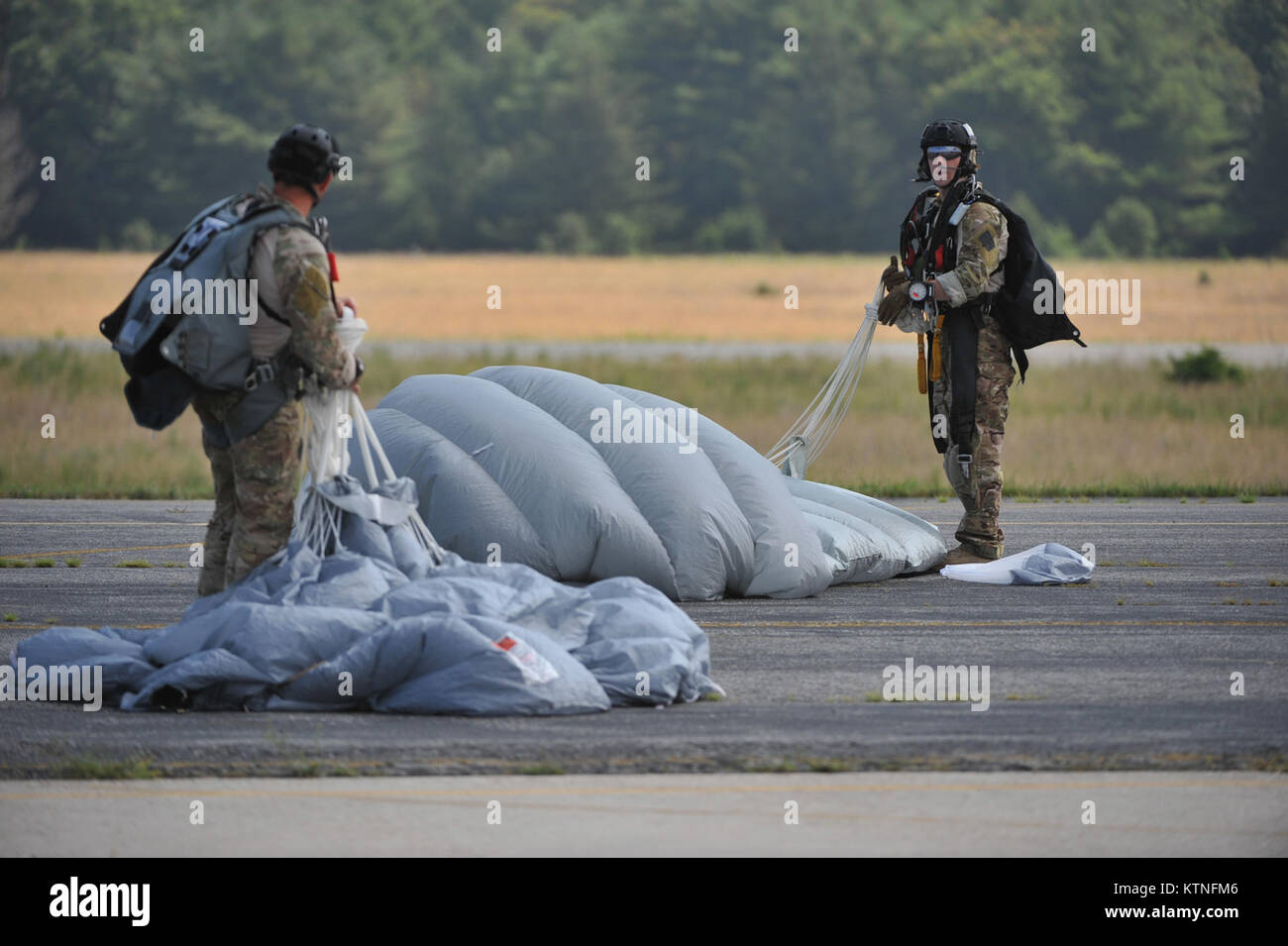 FS GABRESKI ANG, NY - les membres de la 103e Escadron de sauvetage recueillir leurs parachutes après un atterrissage réussi à Calverton Airport de Long Island. Une grande partie de la formation d'apprendre à guider avec succès leur voile de loin dans une zone cible très précis. (USAF / Senior Airman Christopher S Muncy / relâché) Banque D'Images