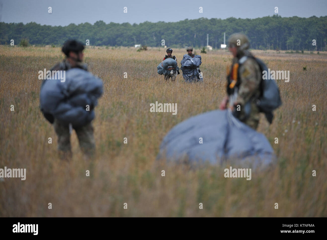 FS GABRESKI ANG, NY - les membres de la 103e Escadron de sauvetage recueillir leurs parachutes après un atterrissage réussi à Calverton Airport de Long Island. Une grande partie de la formation d'apprendre à guider avec succès leur voile de loin dans une zone cible très précis. (USAF / Senior Airman Christopher S Muncy / relâché) Banque D'Images
