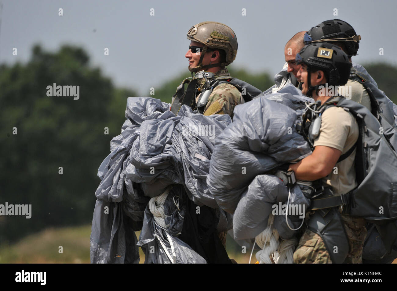 FS GABRESKI ANG, NY - les membres de la 103e Escadron de sauvetage recueillir leurs parachutes après un atterrissage réussi à Calverton Airport de Long Island. Une grande partie de la formation d'apprendre à guider avec succès leur voile de loin dans une zone cible très précis. (USAF / Senior Airman Christopher S Muncy / relâché) Banque D'Images