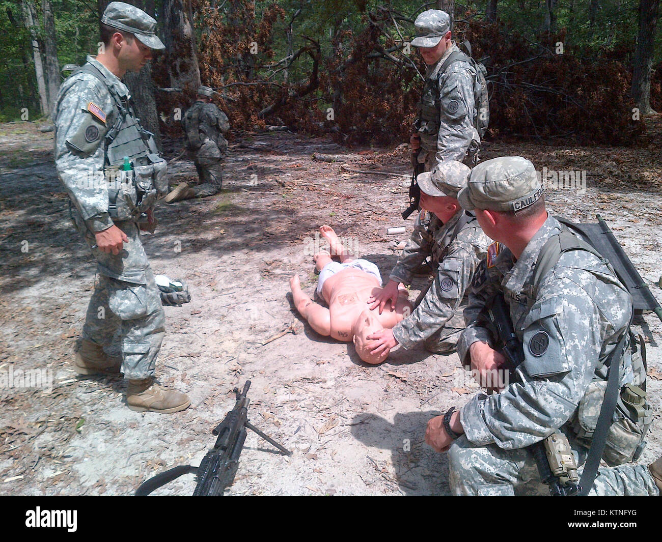 FORT AP HILL, Va.- New York Army National Guard PFC. Ryan Seigel, debout, et la CPS. Jean Dolengewicz, agenouillée à la victime simulée, tous deux de la 2ème Escouade, 2e peloton, Compagnie B, 1er Bataillon, 69e Infanterie, effectuer une évaluation médicale d'une victime simulée au cours de la 69e concours Enjeux Squad" tâche médicale station au cours de formation annuel ici le 30 juillet. Le Sgt. Philip Browning, à gauche, les scores leur performance dans le cadre d'une des 10 équipes médicales des tâches qui doivent remplir dans le cadre de cette journée de défi. Le développement de la concurrence à l'esprit de corps et la camaraderie Banque D'Images