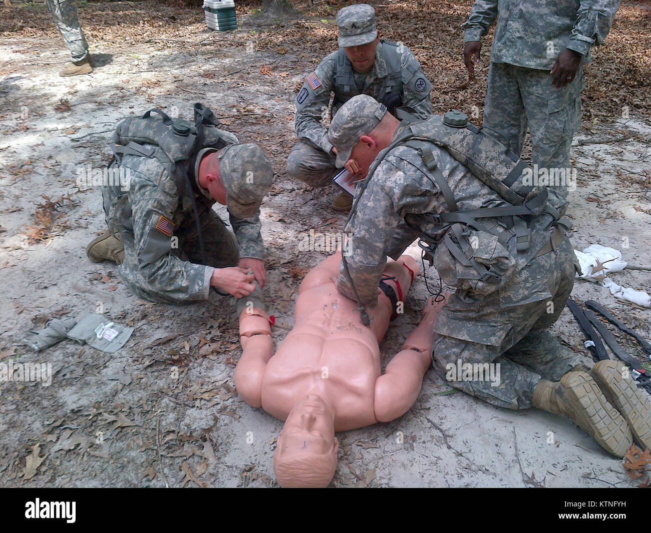 FORT AP HILL, Va.- New York Army National Guard PFC. Ryan Seigel, droite, et la CPS. Jean Dolengewicz, à gauche, à la fois à partir de la 2ème Escouade, 2e peloton, Compagnie B, 1er Bataillon, 69e Infanterie, effectuer une évaluation médicale d'une victime simulée au cours de la 69e concours Enjeux Squad" tâche médicale station au cours de formation annuel ici le 30 juillet. Le Sgt. Philip Browning, à l'arrière, les scores leur performance dans le cadre d'une des 10 équipes médicales des tâches qui doivent remplir dans le cadre de cette journée de défi. Le développement de la concurrence à l'esprit de corps et de camaraderie dans une épuisante course que Banque D'Images