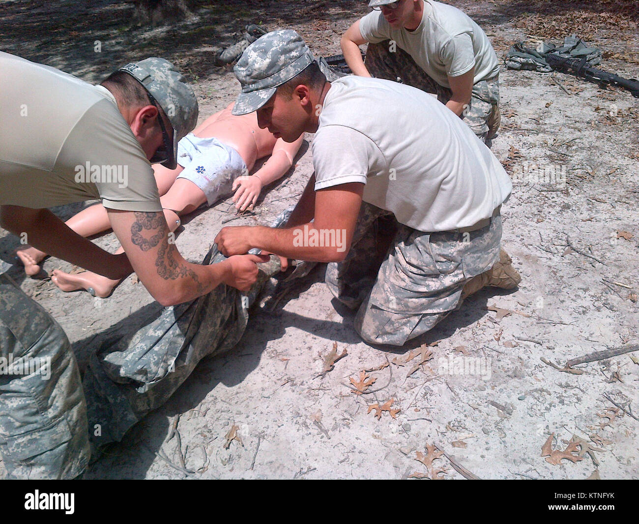 FORT AP HILL, Va.- New York les soldats de la Garde nationale d'armée SPC. Julio Munoz, SPC. Nick Bielli et la FPC. Ayaz Khan, de gauche à droite, le tout à partir de 3e peloton, Compagnie D, 1er Bataillon, 69e Infanterie, préparer une litière improvisée pour une évacuation précipitée au cours de la 69e concours Enjeux Squad" tâche médicale station au cours de formation annuel ici le 30 juillet. Le développement de la concurrence à l'esprit de corps et de camaraderie dans une épuisante course que leurs tests de condition physique et mentale qu'elles négocient des obstacles et des scénarios qui impliquent la réalisation de tâches tout en conservant guerrier secu Banque D'Images