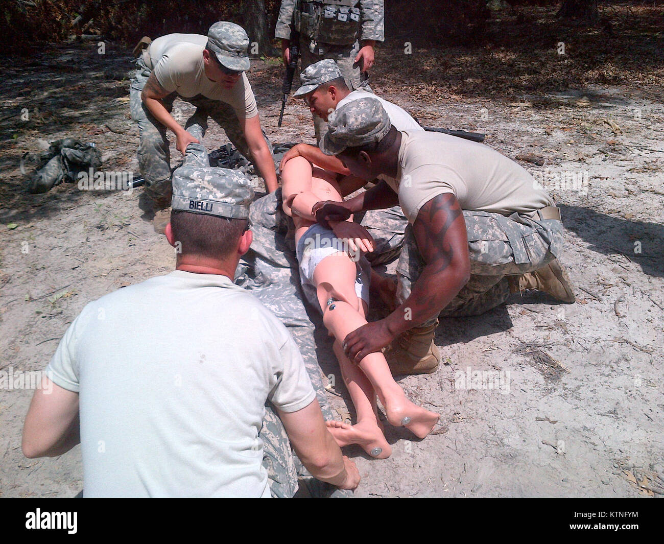 FORT AP HILL, Va.- New York les soldats de la Garde nationale d'armée aux CCP. Godfrey Zulueta, Nick Bielli, Godfrey Zulueta, circuit. Ayaz Khan et de la CPS. Julio Munoz, en photo en bas de page, l'ensemble de 3e peloton, Compagnie D, 1er Bataillon, 69e Infanterie, préparer un patient simulé pour évacuation précipitée sur une litière improvisée au cours de la 69e concours Enjeux Squad" tâche médicale station au cours de formation annuel ici le 30 juillet. Le développement de la concurrence à l'esprit de corps et de camaraderie dans une épuisante course que leurs tests de condition physique et mentale qu'ils négocient les obstacles et les scénarios qui en Banque D'Images
