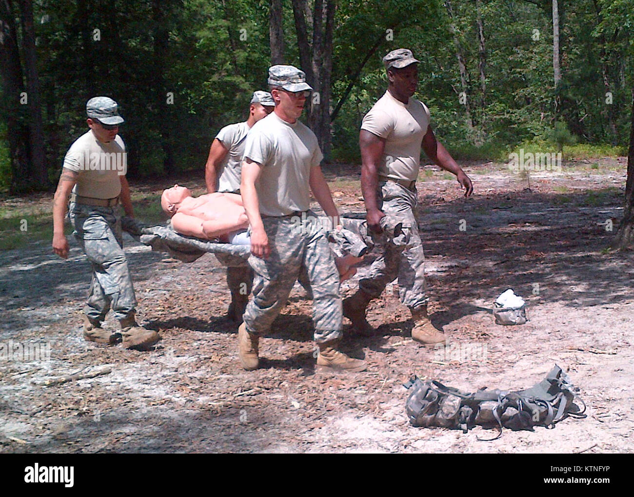 FORT AP HILL, Va.- New York Army National Guard de la CPS. Nick Bielli et Ayaz Khan, rangée arrière gauche et droite, respectivement, de l'aide aux CCP. Julio Munoz et Godfrey Zulueta, gauche et droite respectivement, avant tout à partir de 3e peloton, Compagnie D, 1er Bataillon, 69e Infanterie, procéder à une évacuation précipitée à l'aide d'une litière improvisée au cours de la 69e concours Enjeux Squad" tâche médicale station au cours de formation annuel ici le 30 juillet. Le développement de la concurrence à l'esprit de corps et de camaraderie dans une épuisante course que leurs tests de condition physique et mentale qu'ils négocient les obstacles et Banque D'Images