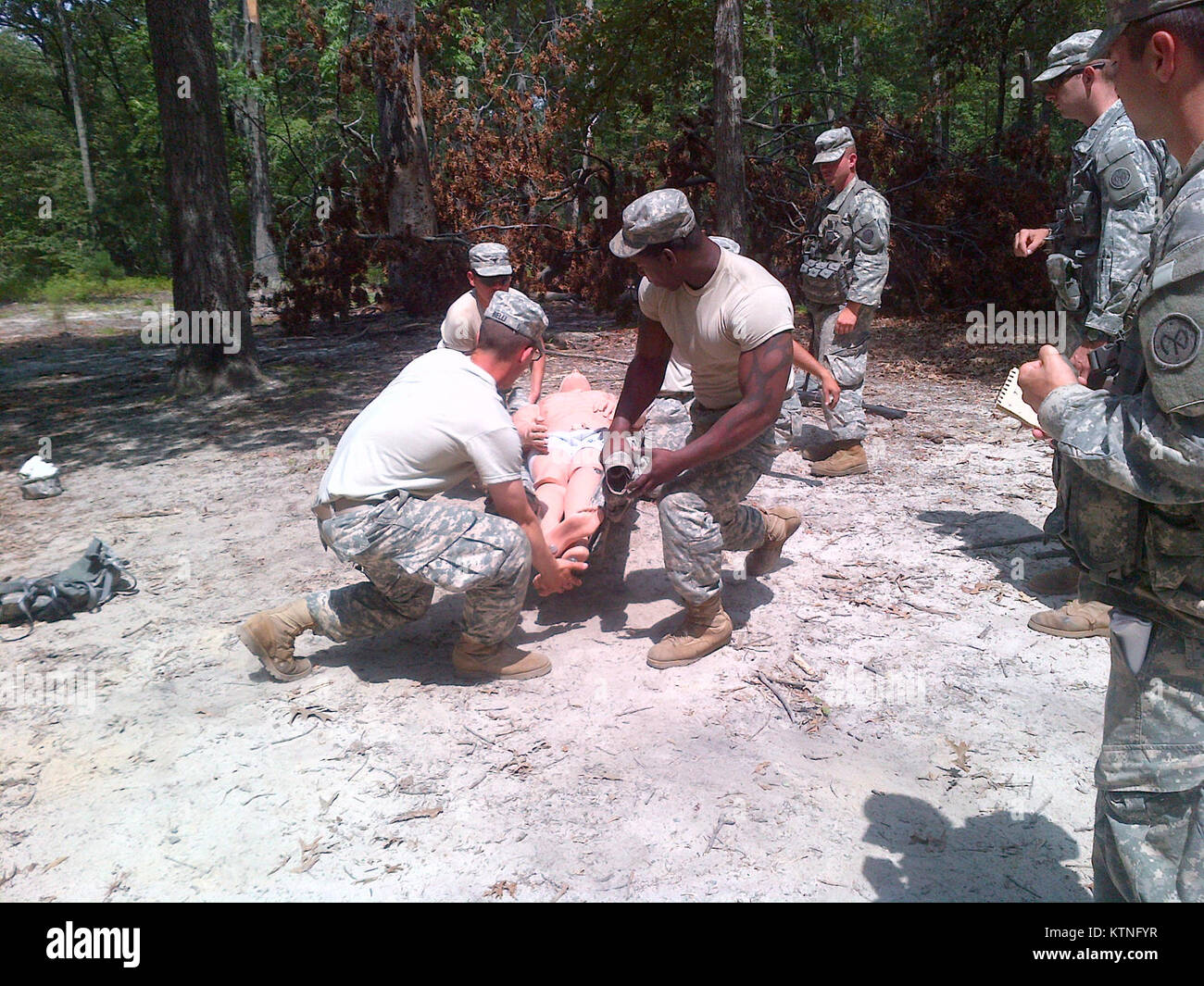 FORT AP HILL, Va.- New York les soldats de la Garde nationale de l'Armée à partir de la 3e peloton, Compagnie D, 1er Bataillon, 69e Infanterie, préparer un patient simulé pour évacuation précipitée sur une litière improvisée au cours de la 69e concours Enjeux Squad" tâche médicale station au cours de formation annuel ici le 30 juillet. Le développement de la concurrence à l'esprit de corps et de camaraderie dans une épuisante course que leurs tests de condition physique et mentale qu'elles négocient des obstacles et des scénarios qui impliquent la réalisation de tâches de guerrier tout en assurant la sécurité et le mouvement. La compétition a commencé à 5 h avec un Lp Banque D'Images