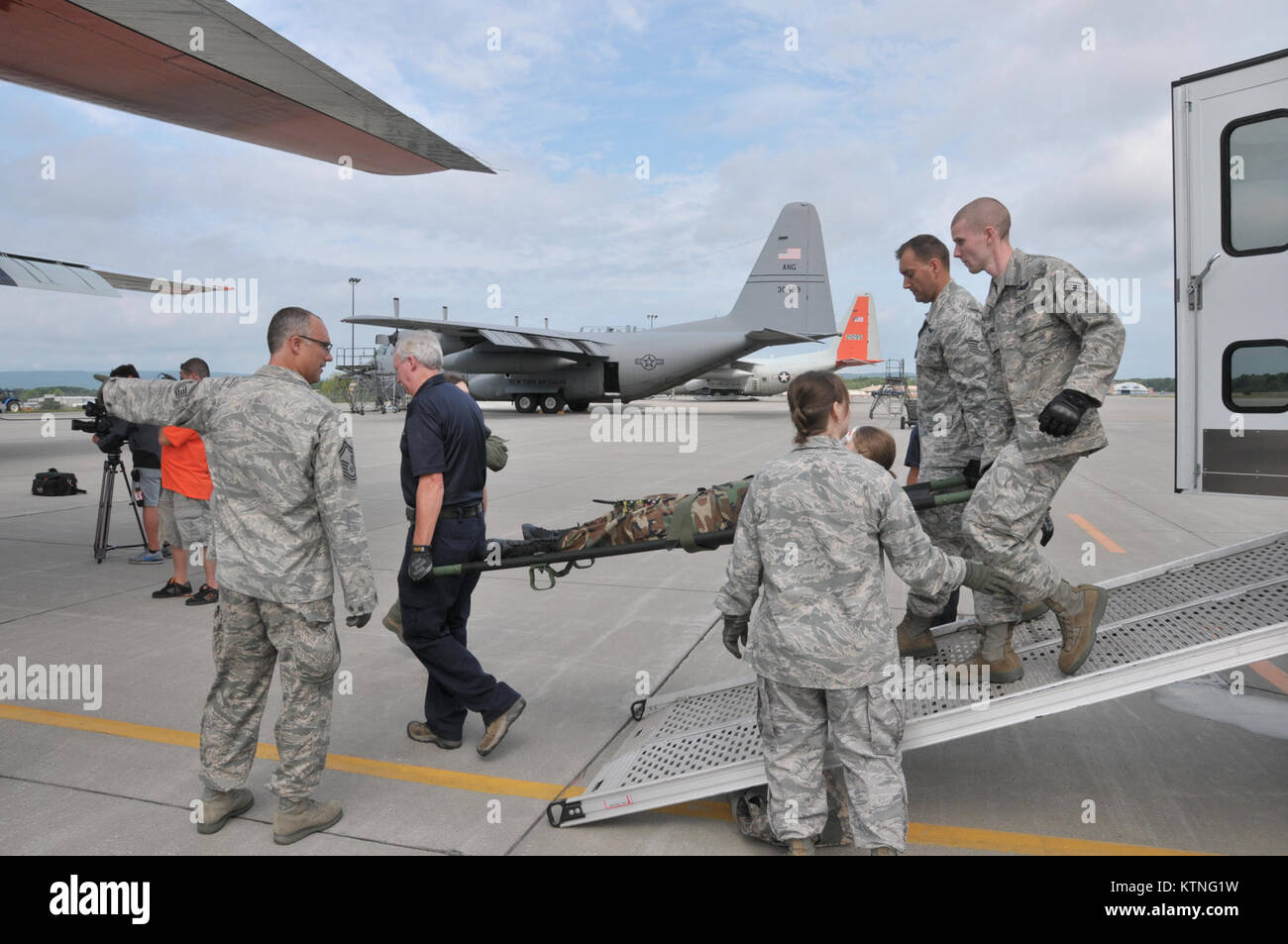 Airman affecté à la 139e Escadron d'évacuation aéromédicale du 109e Airlift Wing travailler aux côtés d'organismes civils pour transporter un patient simulé, une patrouille de l'aviation civile, des cadets à une CL-130 Le 8 août 2013. Le transport du patient fait partie d'un exercice, qui a mis en évidence la fonction vitale de l'AES 109 et 139AW dans le système médical national Distaster mission et la défense nationale ainsi que la coopération et la coordination entre le 109AW et l'état de New York et de la gestion des urgences médicales civiles actifs. (U.S. Photo de la Garde nationale aérienne Aviateur Senior Benjamin P. German/libérés) Banque D'Images