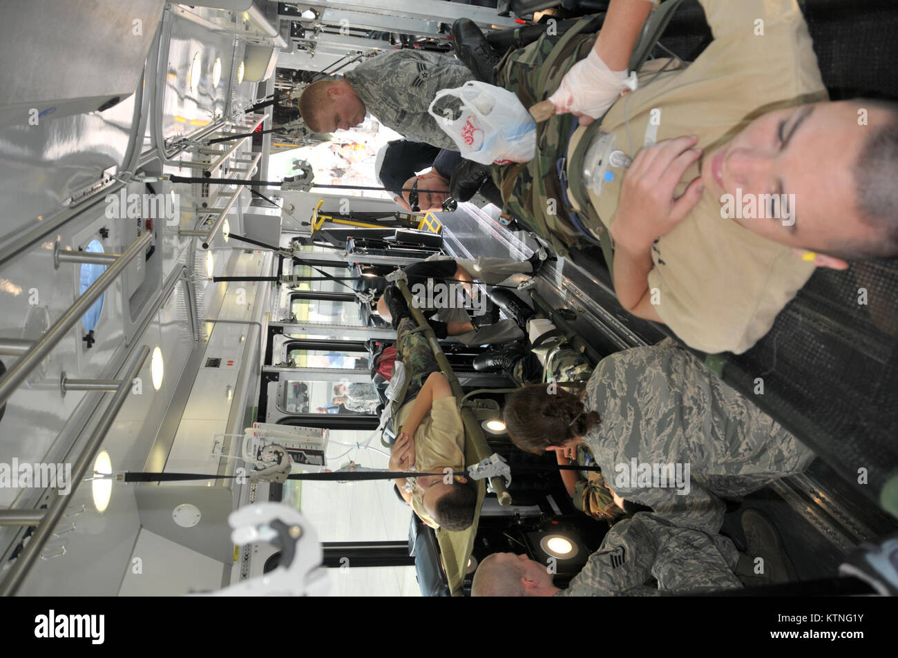 À partir de la 139 aviateurs Aeromedical Evacuation Squadron, 109th Airlift Wing, en Nouvelle-Écosse, N.Y., préparez-vous à déplacer les patients simulés Civil Air Patrol off d'un ministère des Affaires des anciens combattants patient mobile transport bus et sur une CL-130 pour qu'une pratique de médecine aéronautique vol traitement Le 8 août 2013. Le transport du patient fait partie d'un exercice qui a mis en évidence la fonction vitale de l'AW 109 et 139L'AES à la catastrophe nationale système médical et de la défense du territoire mission ainsi que la coopération et la coordination entre le 109AW et l'état de New York et de la gestion des urgences médicales civiles actifs. (U.S. Banque D'Images
