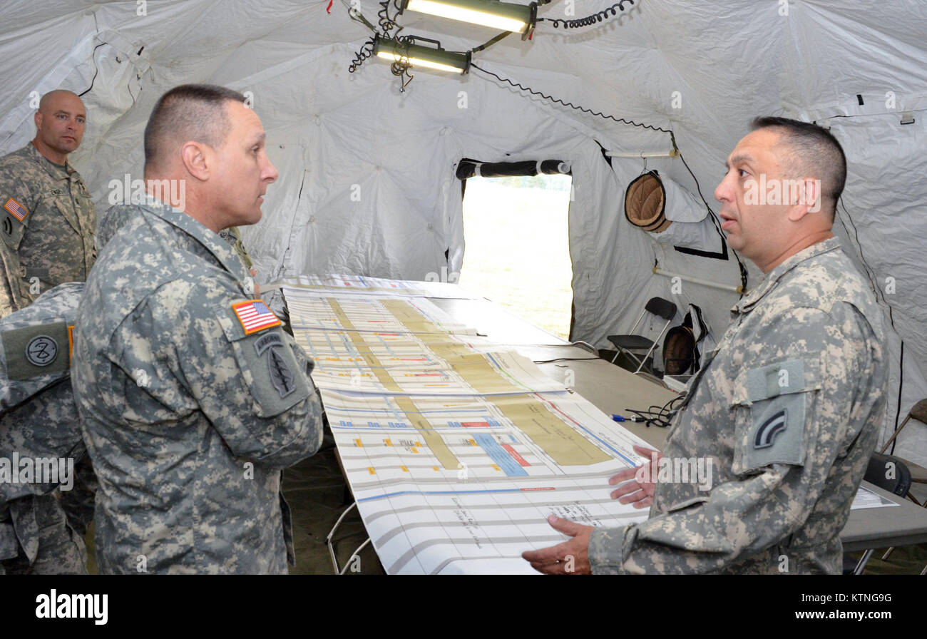 Le Aug 18 2013, le Major-général Harry E. Miller, général commandant de la Division d'infanterie 42d, New York Visite de Garde Nationale d'ARMÉE Des soldats de la 42e et la cabine 642 Pre-Mobilization ASB durant leur formation se tiendra à Fort Drum. MG Miller a visité les soldats au divers postes tels que les premiers soins, Commo, terrestres et autres tâches Nav guerrier dans le cadre de la PMT. MG Miller a également été informé par le commandant de l'agression 3-142 Helicopter Battalion, LTC Jeffrey Baker et son personnel sur les opérations de soutien le bataillon est de fournir au cours de la PMT ainsi que les futures opérations de formation Banque D'Images