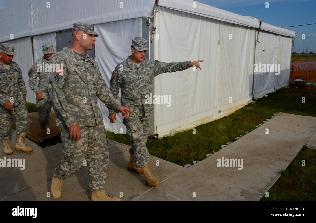 Le Aug 18 2013, le Major-général Harry E. Miller, général commandant de la Division d'infanterie 42d, New York Visite de Garde Nationale d'ARMÉE Des soldats de la 42e et la cabine 642 Pre-Mobilization ASB durant leur formation se tiendra à Fort Drum. MG Miller a visité les soldats au divers postes tels que les premiers soins, Commo, terrestres et autres tâches Nav guerrier dans le cadre de la PMT. MG Miller a également été informé par le commandant de l'agression 3-142 Helicopter Battalion, LTC Jeffrey Baker et son personnel sur les opérations de soutien le bataillon est de fournir au cours de la PMT ainsi que les futures opérations de formation Banque D'Images