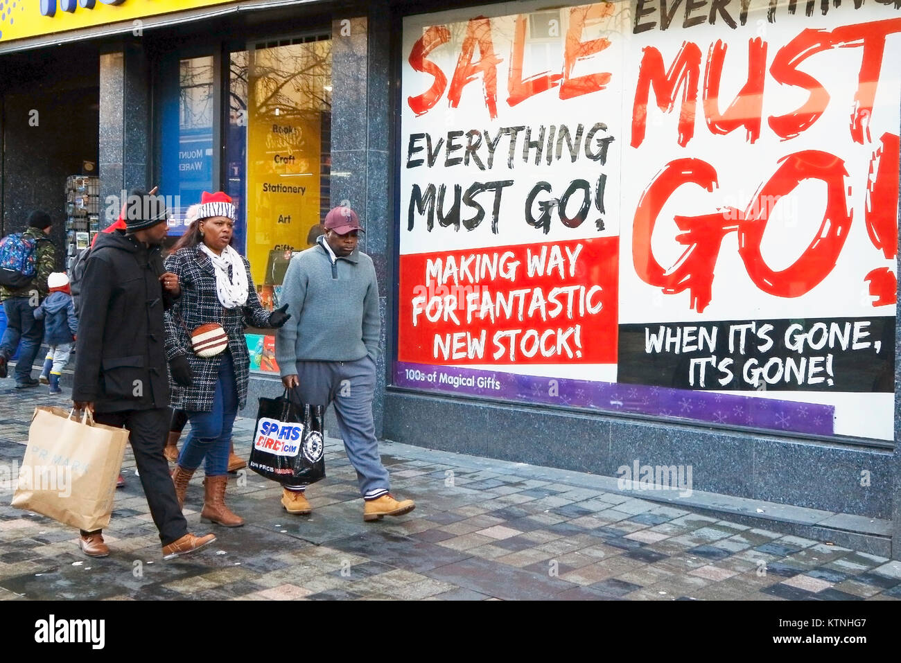 Glasgow, Royaume-Uni. Déc 26, 2017. Le Glasgow Buchanan Street, connue sous le nom de Glasgow's 'Style' a été rempli avec les consommateurs en profitant de la vente Boxing Day. Un peu de neige et de gel n'a pas mis les gens de shopping à la recherche de bonnes affaires après-Noël Crédit : Findlay/Alamy Live News Banque D'Images