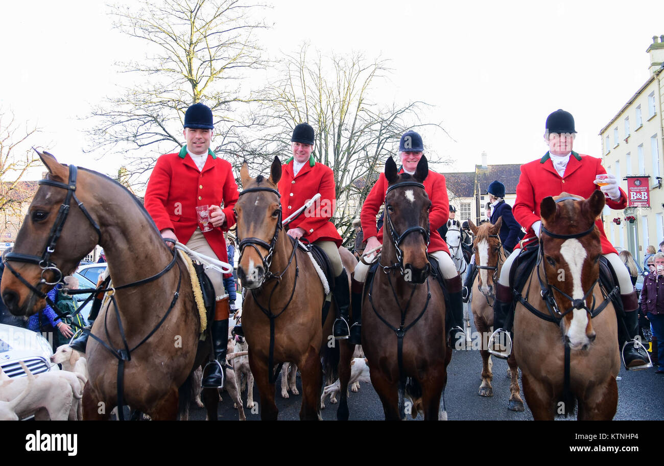 Moy, UK. Déc 26, 2017. Le Sud Tyrone Fox Hounds Boxing day annuel rencontrez dans le village de Moy, la traditionnelle annuelle attire plus de 800 des spectateurs et participants qui rassemble dans la rue principale de Moy, la chasse elle-même quitte alors pour une sortie à travers la magnifique campagne et Tyrone ne poursuit aucun des renards. Moy, UK, le 26 décembre 2017 Crédit : Mark Winter/Alamy Live News Banque D'Images