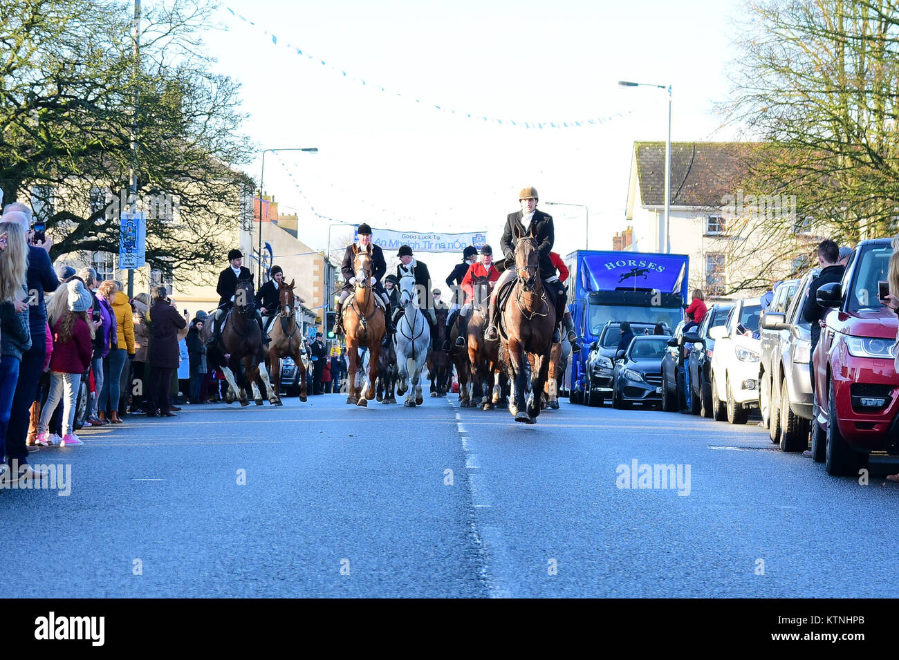 Moy, UK. Déc 26, 2017. Le Sud Tyrone Fox Hounds Boxing day annuel rencontrez dans le village de Moy, la traditionnelle annuelle attire plus de 800 des spectateurs et participants qui rassemble dans la rue principale de Moy, la chasse elle-même quitte alors pour une sortie à travers la magnifique campagne et Tyrone ne poursuit aucun des renards. Moy, UK, le 26 décembre 2017 Crédit : Mark Winter/Alamy Live News Banque D'Images