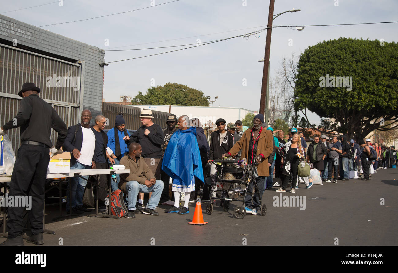 Los Angeles, Californie 25 Décembre, 2017. Les sans-abri et des familles dans la queue pour les repas de Noël gratuit sur Skid Row dans le centre-ville de Los Angeles, le Jour de Noël, le 25 décembre 2017. Credit : Sheri Determan/Alamy Live News Banque D'Images