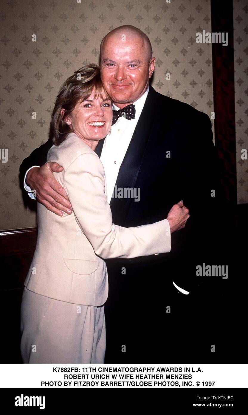 Fichier. Déc 26, 2017. HEATHER MENZIES-URICH (né le 3 décembre 1949, est décédé le 24 décembre 2017) qui a joué un des Louisa von Trapp dans The Sound of Music, est mort dimanche à l'âge de 68 ans. Menzies-Urich né à Toronto, la veuve de l'acteur R. Urich, a récemment été diagnostiqué avec le cancer du cerveau. La succession de Rodgers et Hammerstein, qui a produit la comédie musicale de 1965 ayant remporté un Oscar, a également confirmé la mort. Photo : 1997 - 11e Prix de la Cinématographie. Robert Urich et son épouse, Heather Menzies. Globe Crédit : Photos/ZUMAPRESS.com/Alamy Live News Banque D'Images