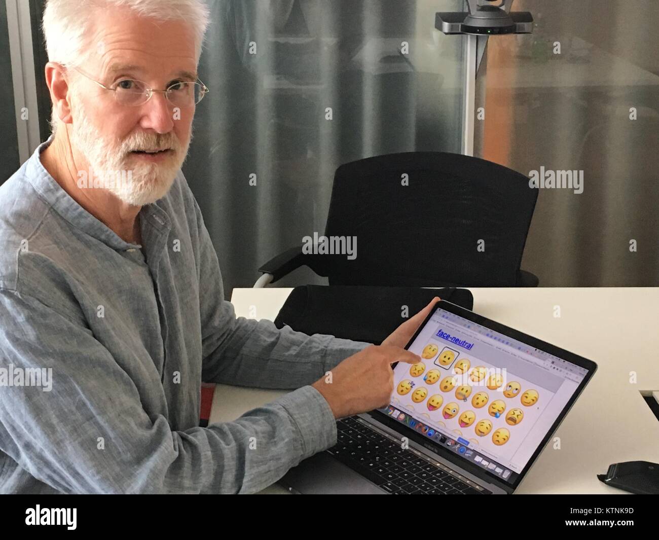 Zurich, Suisse. Oct 12, 2017. Ingénieur en logiciel Mark Davis se dirigeant à émoticônes affichée sur une tablette, dans son bureau de Google suisse à Zurich, Suisse, le 12 octobre 2017. Davis, avec son équipe, décide laquelle de nouvelles expressions du visage, les figures et les objets des gens du monde entier peuvent utiliser lors de la messagerie instantanée. Une liste des nouveaux émoticônes est due en mars. Credit : Christiane Oelrich/dpa/Alamy Live News Banque D'Images