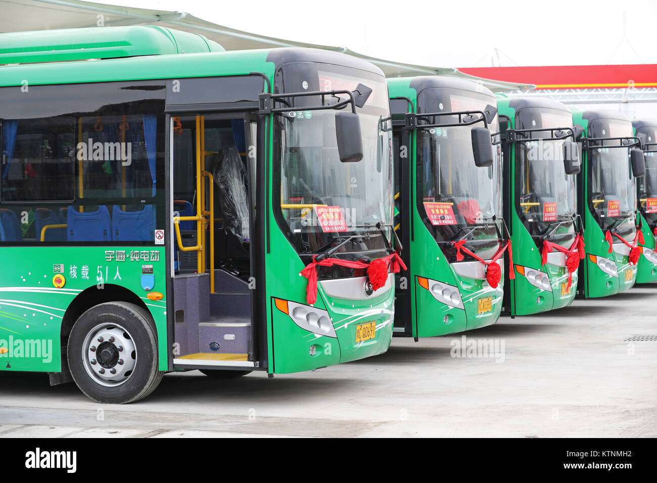 26 décembre 2017 - Luoyan, Luoyan, Chine - Luoyang, Chine 26 décembre 2017 :(usage éditorial uniquement. Chine OUT)Le bus électrique respectueux de l'environnement sont mises en application de Luoyang, province du Henan en Chine centrale, le 26 décembre, 2017. (Crédit Image : © SIPA l'Asie via Zuma sur le fil) Banque D'Images