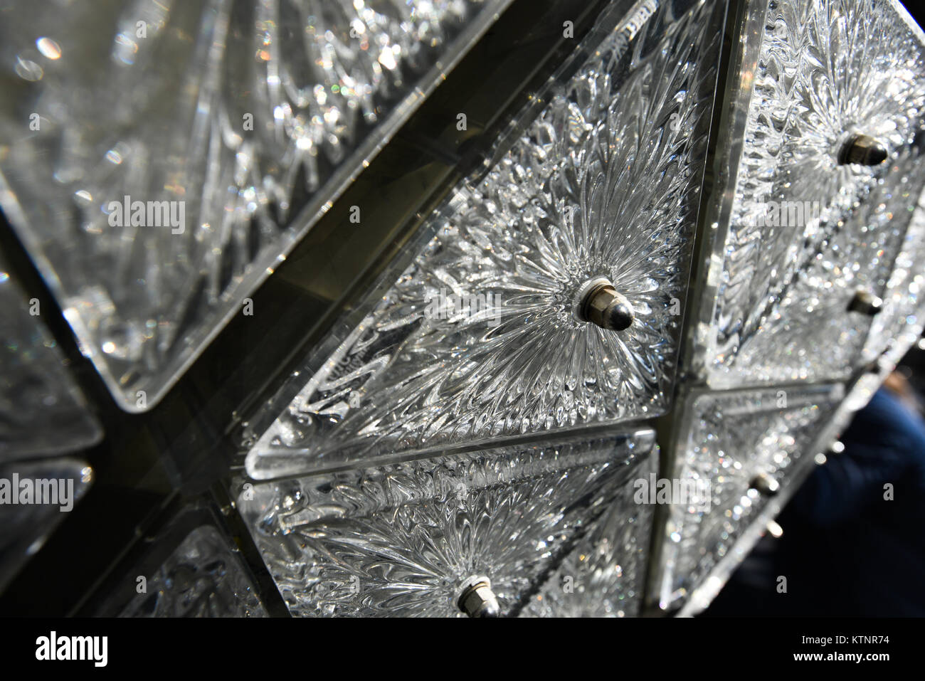 New York, USA. Dec 27, 2017. Détail de la cristaux Waterford utilisés sur le Times Square New Year's Eve Ball le 27 décembre 2017 à New York. Crédit : Erik Pendzich/Alamy Live News Banque D'Images