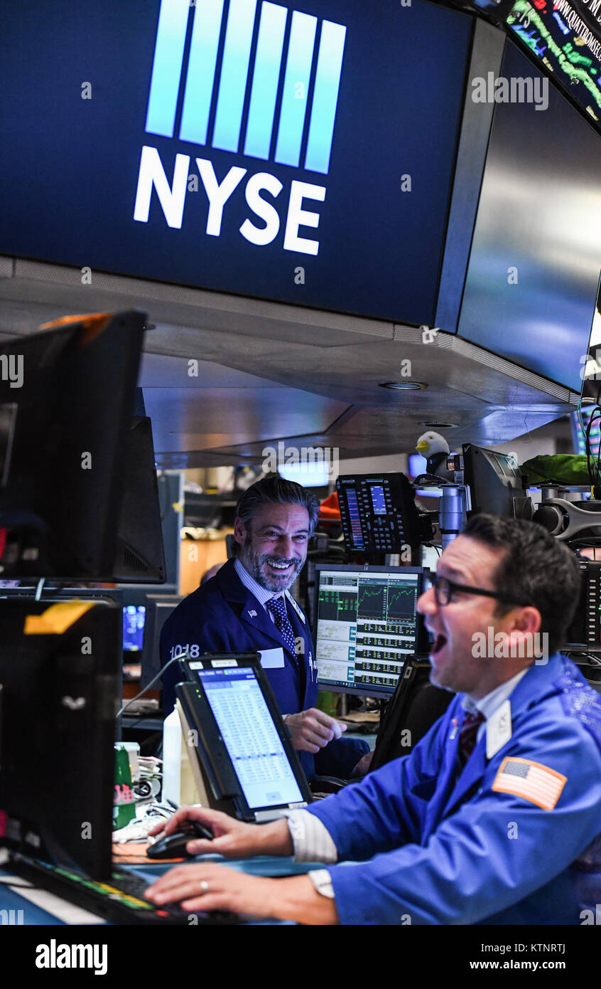 (171227) -- NEW YORK, 27 décembre 2017 (Xinhua) -- Traders travailler à la Bourse de New York à New York, aux États-Unis, le 25 janvier 2017. Le Dow Jones Industrial Average a fermé le 25 janvier au-dessus de la marque psychologique de 20 000 points pour la première fois, tandis que les deux autres grands indices ont aussi terminé à des niveaux record. De Las Vegas' fusillade à Manhattan dans l'attaque du chariot, de Texas' ouragan Harvey à la Californie, les feux de l'avancée du marché boursier à bull une fois par siècle l'éclipse totale de l'ensemble des États-Unis, dix-sept photos couverts l'impressionnant par moments d'Américains Banque D'Images